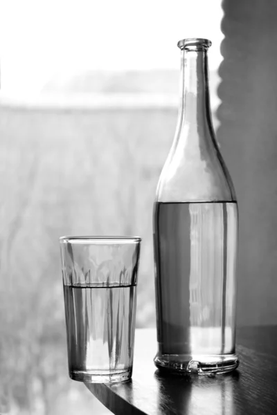 Glas und eine Flasche Alkohol. — Stockfoto