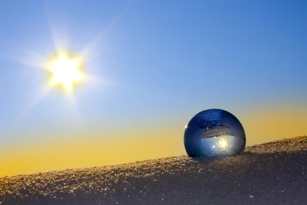 Стеклянный глобус в снегу . — стоковое фото