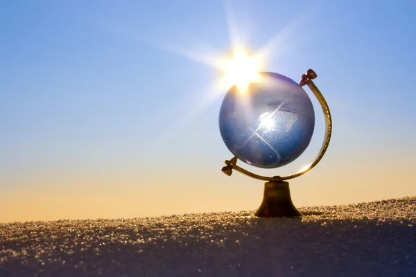 Glazen bol in de sneeuw. — Stockfoto