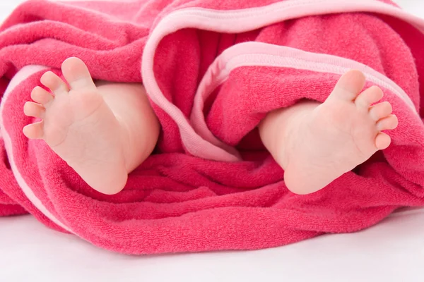 Jambes bébé dans une serviette . — Photo