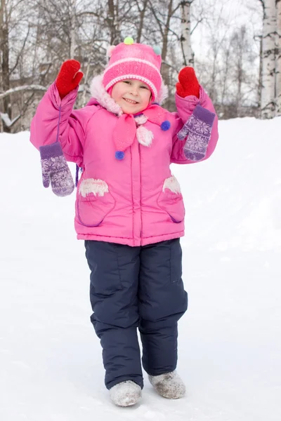 Девушка в зимних рукавицах . — стоковое фото