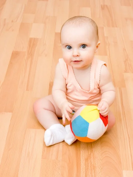 Το παιδί στο πάτωμα παίζει μπάλα — Φωτογραφία Αρχείου