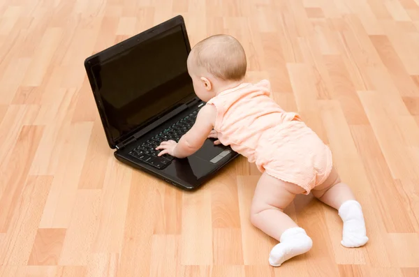 A criança com o computador portátil . — Fotografia de Stock