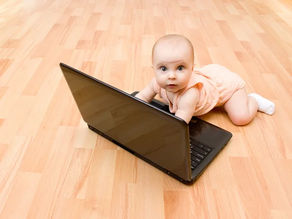 Il bambino con il computer portatile . — Foto Stock