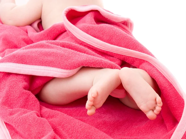 Pernas bebê em uma toalha . — Fotografia de Stock