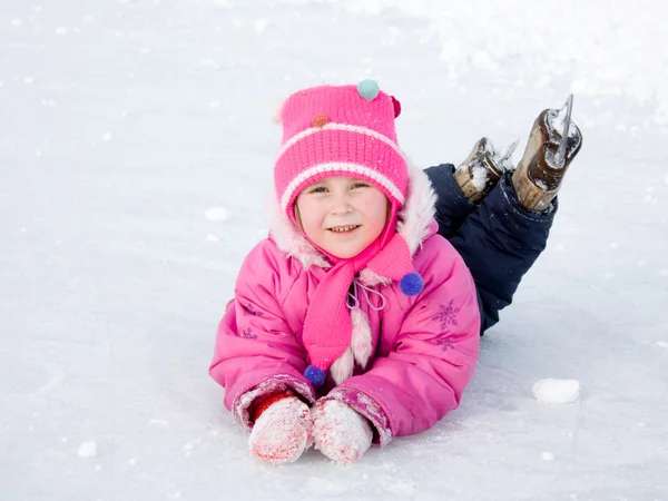 La chica en el patín en el hielo . — Foto de Stock