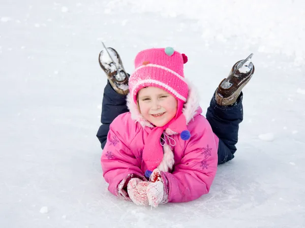 Het meisje in de schaatsen op het ijs. — Stockfoto