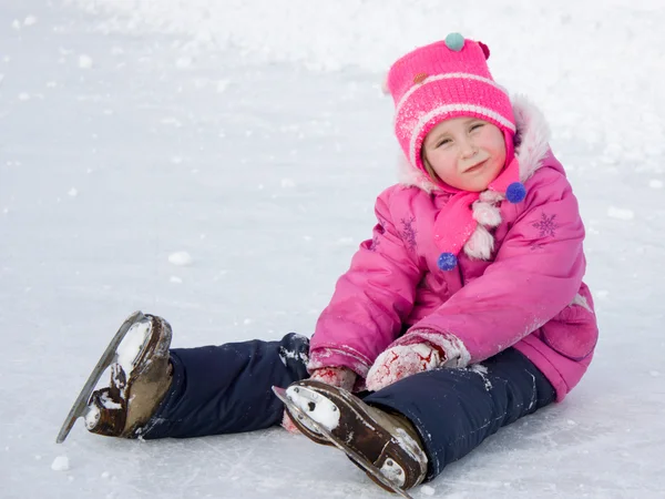 Het meisje in de schaatsen op het ijs. — Stockfoto