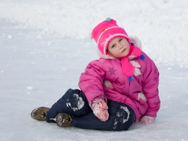 La chica en el patín en el hielo . — Foto de Stock