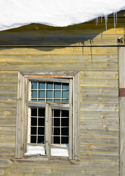 老房子的窗户. — 图库照片
