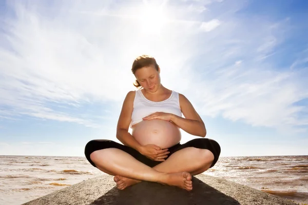 En gravid kvinna på en klippa. — Stockfoto