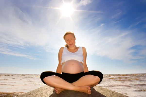 Uma mulher grávida numa rocha . — Fotografia de Stock