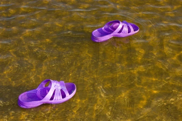 Sneaker drijvend op het water. — Stockfoto