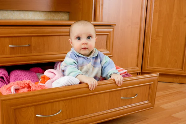Dziecko było siedzi w szafie. — Zdjęcie stockowe