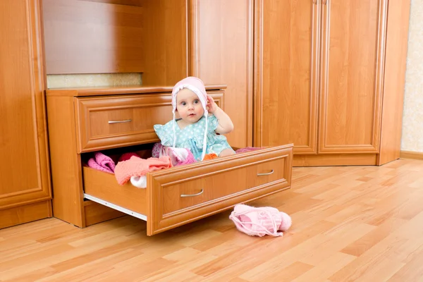 Ребенок сидел в шкафу . — стоковое фото