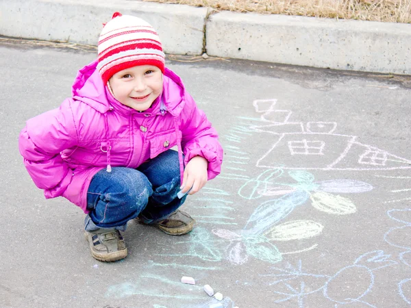 Girl drawing on the asphalt. — Stock Photo, Image