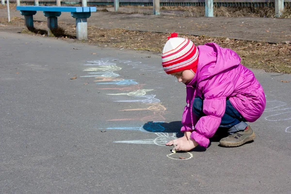 Ragazza che disegna sull'asfalto . — Foto Stock