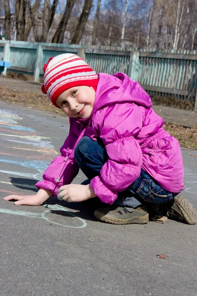 Dívka kreslení na asfalt. — Stock fotografie