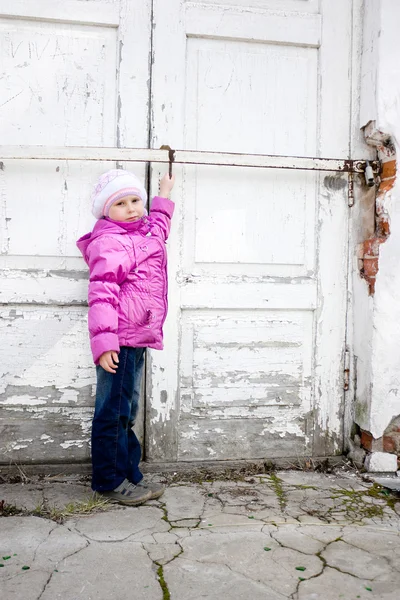 Dziewczyna stoi w drzwiach. — Zdjęcie stockowe