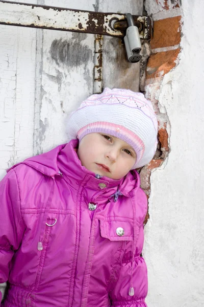 Ένα κορίτσι στέκεται στην πόρτα. — Φωτογραφία Αρχείου