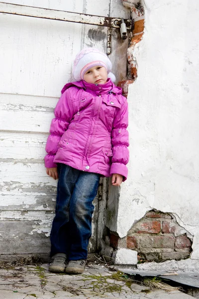 女の子はドアに立っています。. — ストック写真