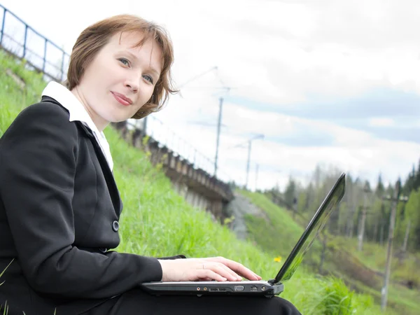 自然の中でノート パソコンを持つ女性実業家. — ストック写真