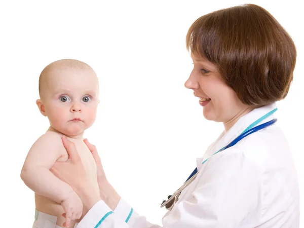 Beyaz zemin üzerinde bir bebekle doktor. — Stok fotoğraf