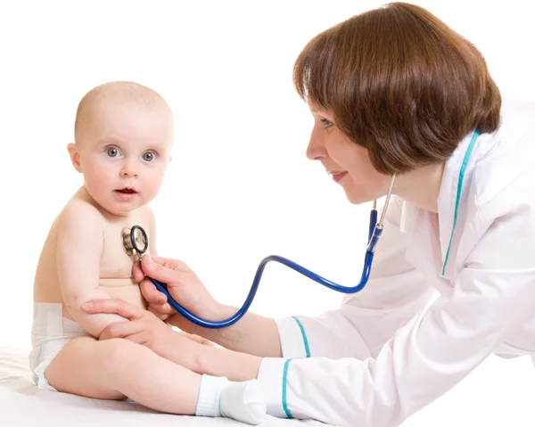 Médico con un bebé sobre un fondo blanco . — Foto de Stock