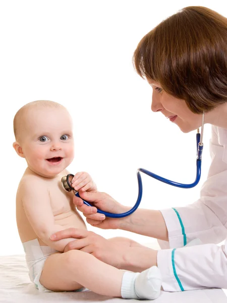 Läkare med en baby på vit bakgrund. — Stockfoto