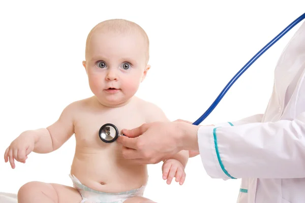Médico con un bebé sobre un fondo blanco . — Foto de Stock