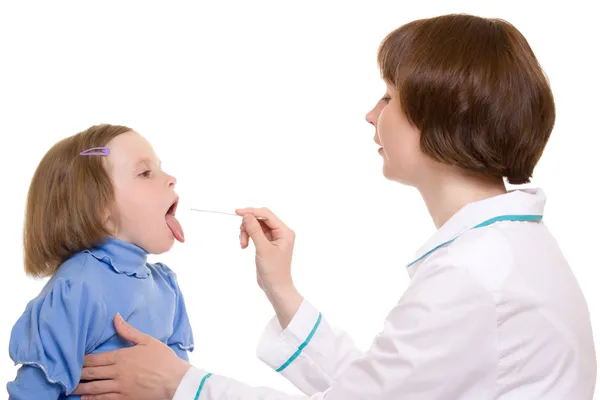 Médico y niño sobre un fondo blanco . — Foto de Stock