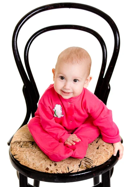 Το παιδί να κάθεται σε μια καρέκλα. — Φωτογραφία Αρχείου