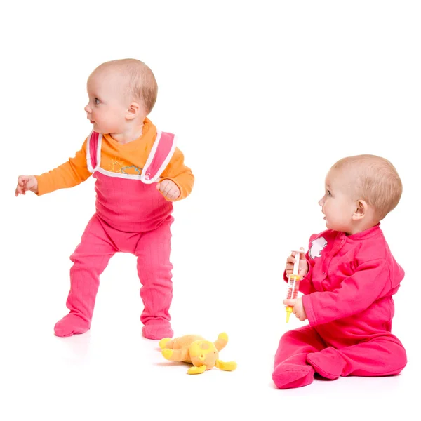 Dois bebês em um fundo branco . — Fotografia de Stock