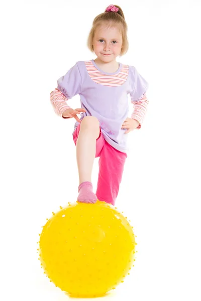 Chica con una pelota sobre un fondo blanco . — Foto de Stock