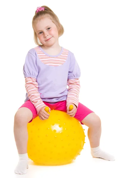 Девушка с мячом на белом фоне . — стоковое фото