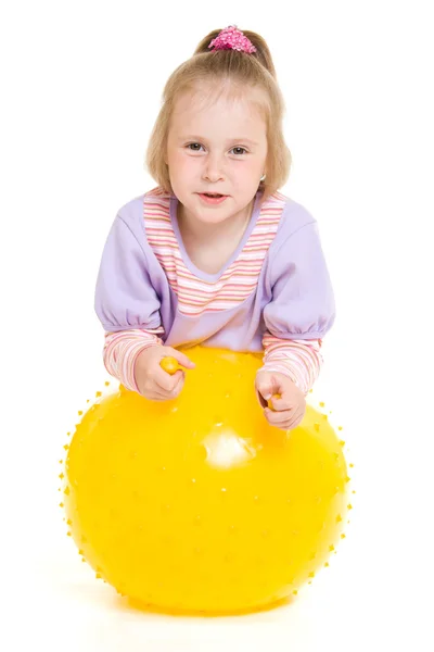 Κορίτσι με μια μπάλα σε λευκό φόντο. — Φωτογραφία Αρχείου