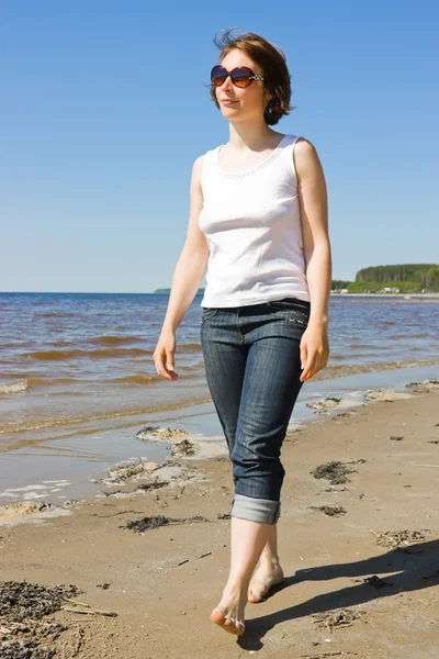 Kvinna i solglasögon på stranden. — Stockfoto