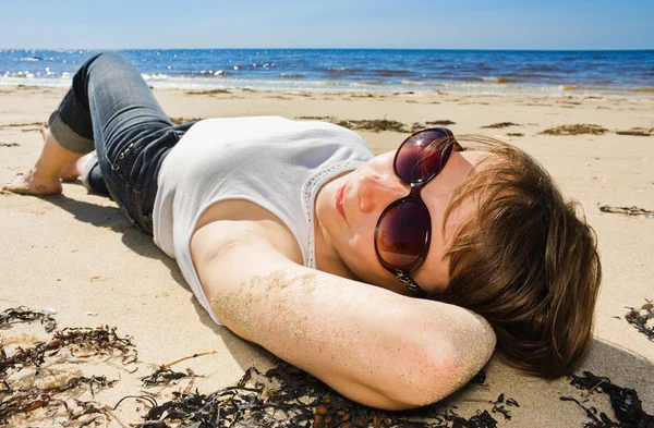Γυναίκα με γυαλιά ηλίου στην παραλία. — Φωτογραφία Αρχείου