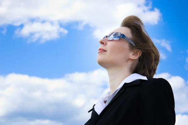 Geschäftsfrau gegen den Himmel. — Stockfoto
