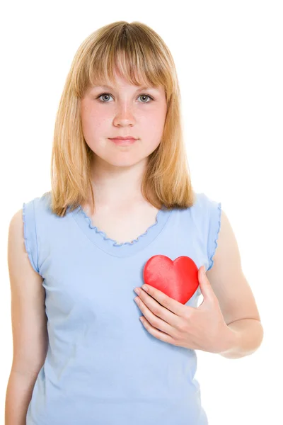 Uma menina com um coração em um fundo branco . — Fotografia de Stock