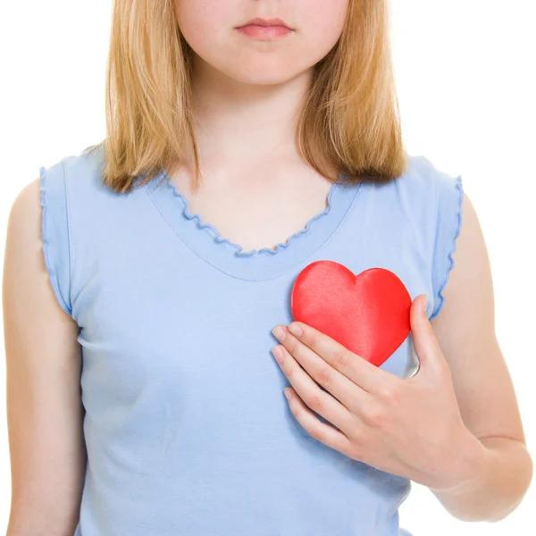 Uma menina com um coração em um fundo branco . — Fotografia de Stock