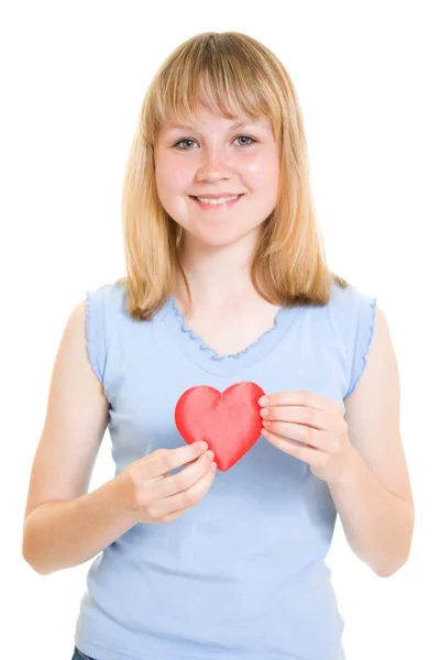 Una ragazza con un cuore su uno sfondo bianco . — Foto Stock