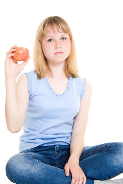 Девушка с яблоком на белом фоне . — стоковое фото