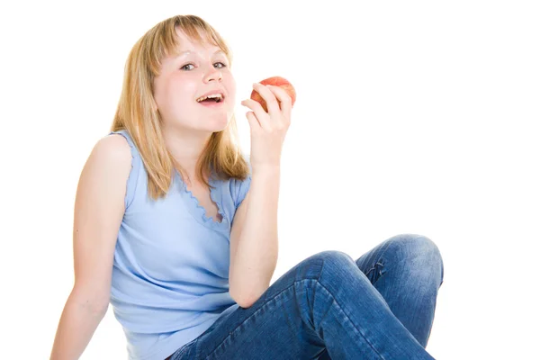 Flicka med ett äpple på en vit bakgrund. — Stockfoto