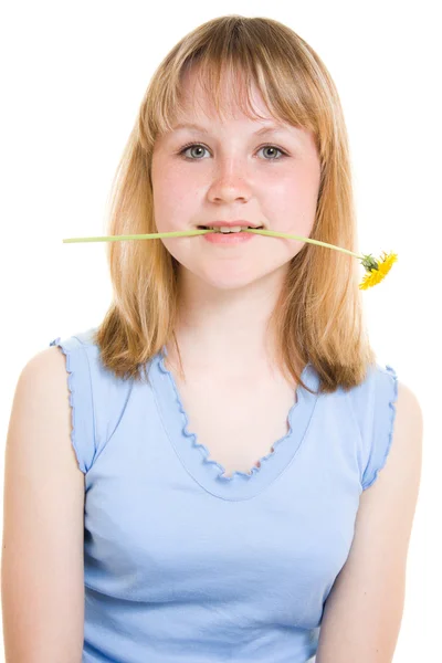 En tjej med en blomma på en vit bakgrund — Stockfoto
