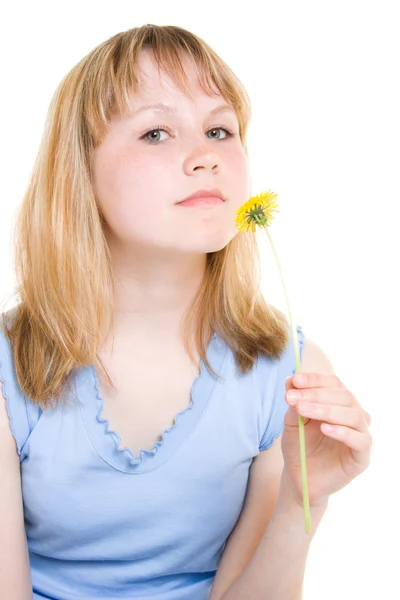 Ένα κορίτσι με ένα λουλούδι σε λευκό φόντο — Φωτογραφία Αρχείου