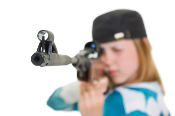 Un adolescente con un arma sobre un fondo blanco . — Foto de Stock
