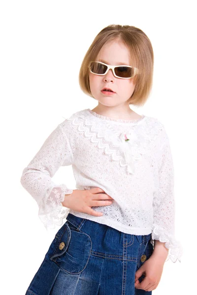 Barn i solglasögon på vit bakgrund. — Stockfoto