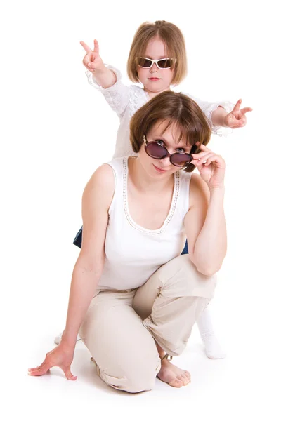 Anya és lánya, napszemüveg, fehér háttér. — Stock Fotó