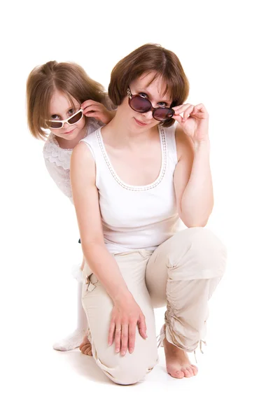 Mãe e filha em óculos de sol no fundo branco . — Fotografia de Stock